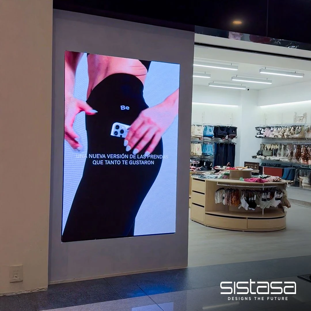 Pantalla digital integrada en el acceso de un comercio.
